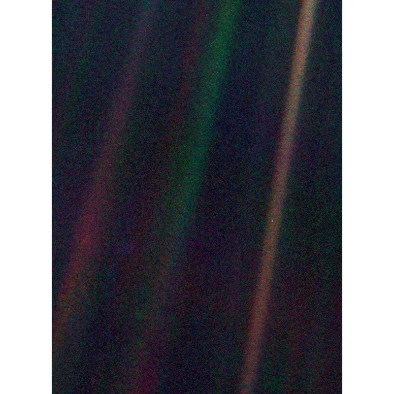 IMMAGINE 34 L’immagine del pale blue dot, il nostro pianeta Terra, fotografato dalla sonda Voyager 1 mentre si trovava a circa 6 miliardi di chilometri di distanza da noi.