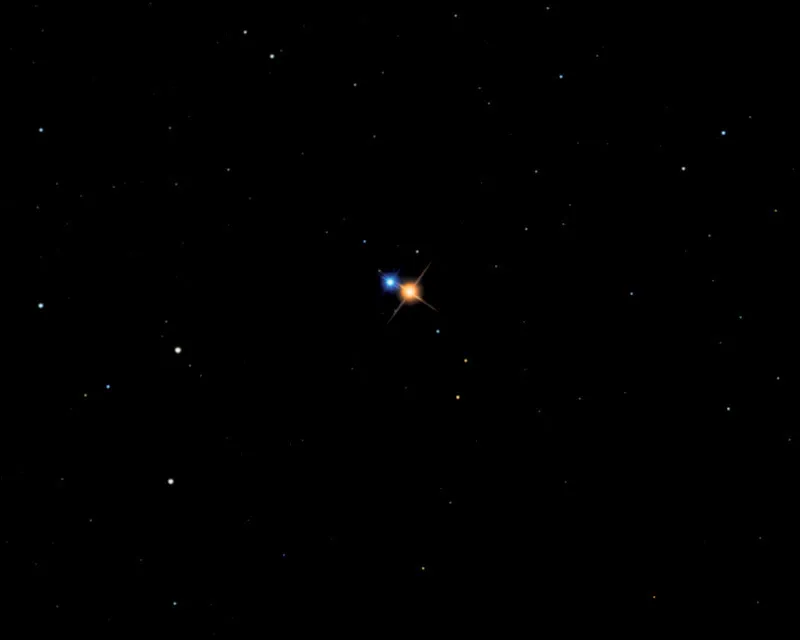 IMMAGINE 13 Albireo, sistema doppio costituito da una stella gigante arancione e una di sequenza principale (a sua volta, in realtà, una stella doppia).