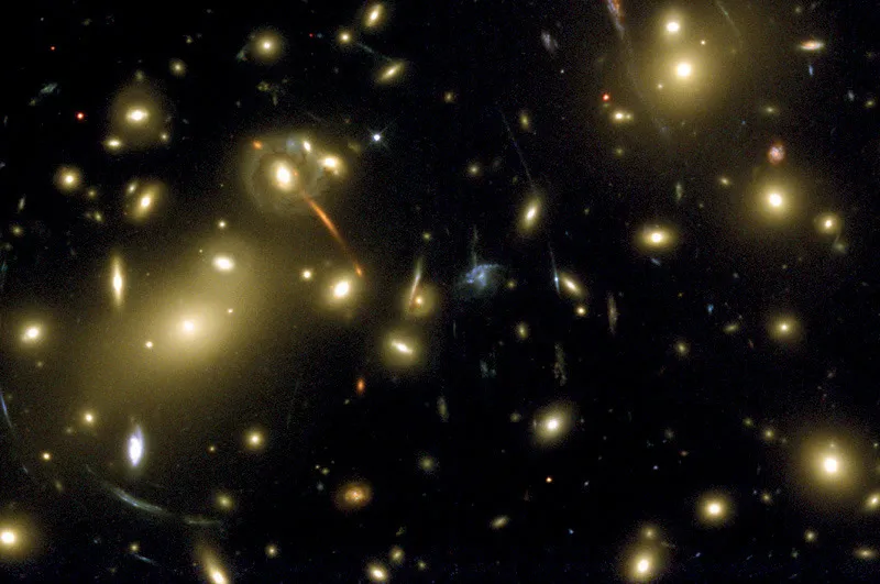 IMMAGINE 22 Immagine di campo profondo del telescopio spaziale Hubble. Gli “archi” sono lenti gravitazionali, una delle conferme più spettacolari della teoria della relatività.