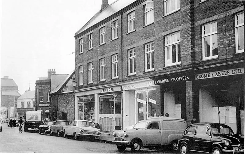 A King’s Lynn, per lavorare all’“Eastern Daily Press”. Abitavo in un appartamento sopra un negozio di cibo per animali in fondo a una strada paradossalmente chiamata Paradise Parade.