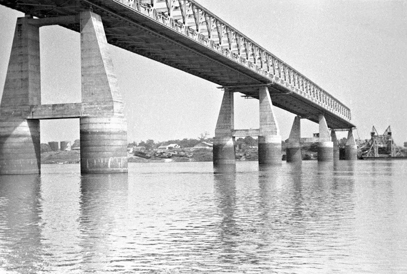 …in seguito furono costretti a ritirarsi e a farsi saltare il ponte alle spalle.