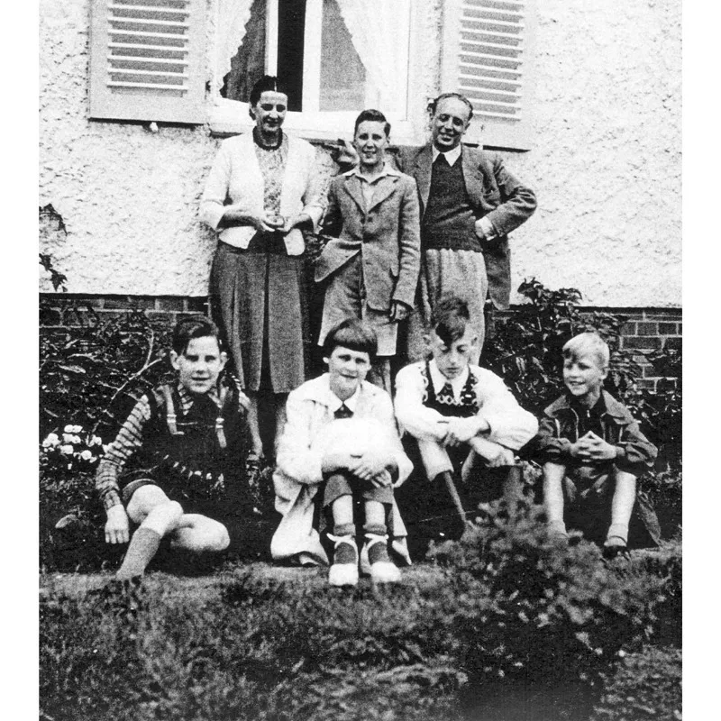 Grazie agli sforzi di mio padre, passai le vacanze scolastiche all’estero, imparando a parlare francese e tedesco come un madrelingua. Qui sono con Herr e Frau Dewald e i loro figli.