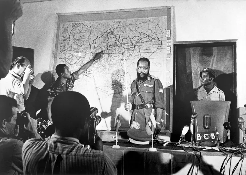 Andai a Enugu, dove conobbi il colonnello Emeka Ojukwu, il governatore del territorio Ibo laureato a Oxford, che aveva presieduto alla dichiarazione dello Stato indipendente del Biafra nel maggio del 1967.