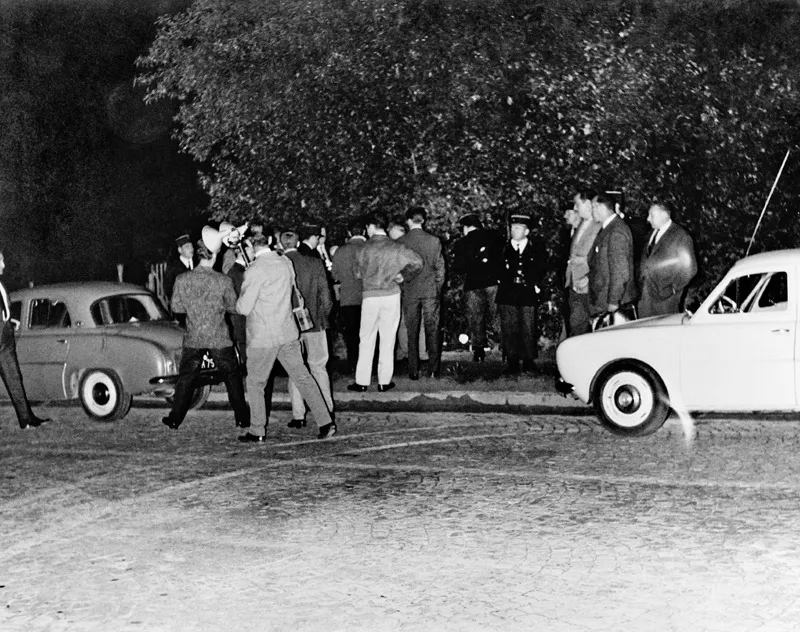 …e i giornalisti accorsero sul posto mentre scendeva l’oscurità.