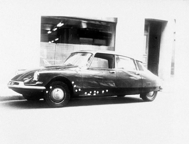 I proiettili crivellarono la carrozzeria della Citroën…