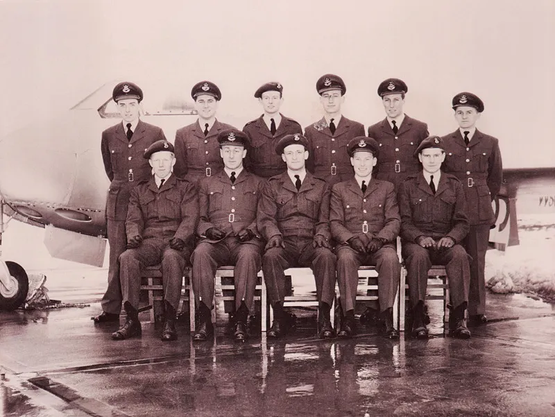 Undici di noi completarono l’addestramento. Io sono il secondo da destra in piedi.