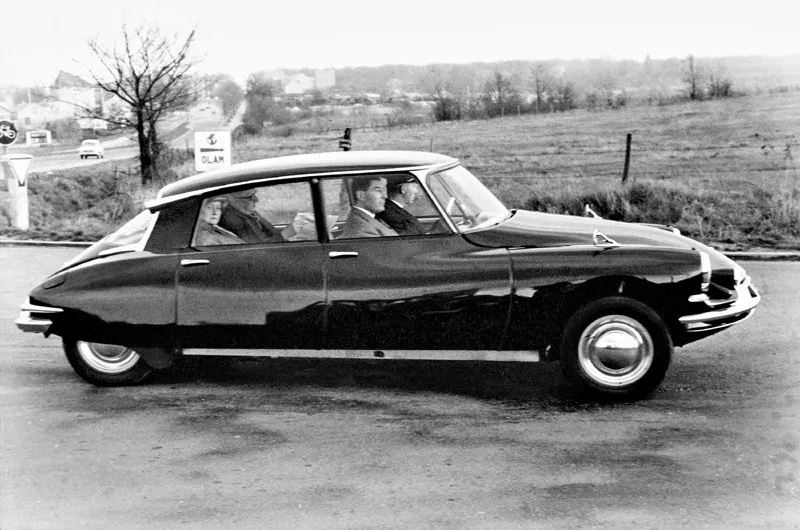 Un colpo di fortuna mi spedì a Parigi appena in tempo per il fallito attentato alla vita di Charles de Gaulle nell’agosto 1962. Qui è sul sedile posteriore della sua auto in compagnia della moglie Yvonne, in una ricostruzione degli eventi.