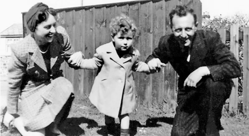 Attenti… Con mia madre e mio padre. Durante la guerra mio padre era maggiore nell’esercito, ma facendo parte del corpo volontario dei pompieri non poté partecipare alle missioni all’estero.