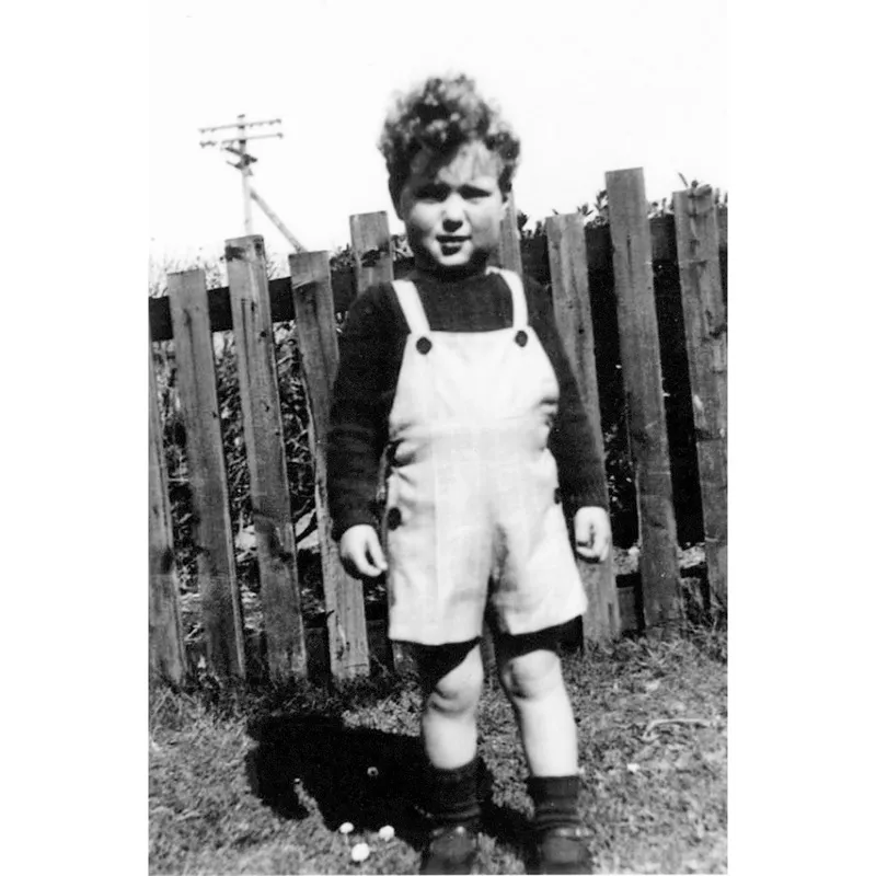 Pronti… Qui sono nel giardino di casa a Ashford all’età di tre anni, agli inizi della guerra. .