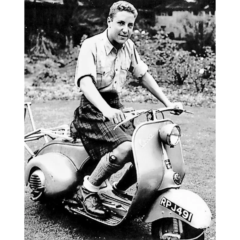 Via… In partenza per Bluebell Hill all’età di sedici anni sulla mia Vespa usata e poi su, tra le nuvole. Il coltello infilato nella calza si rivelò assai utile qualche tempo dopo, quando mi trovai in difficoltà a Parigi.