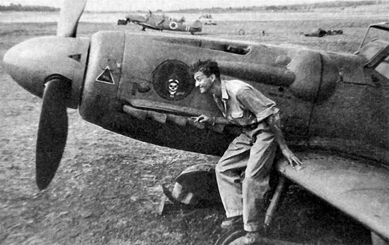 Qui è ritratto nel 1948 con uno dei suoi Messerschmitt di produzione ceca, l’Avia S-199.