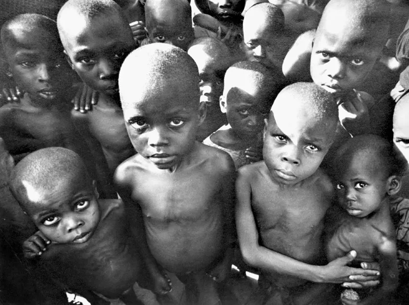 In Biafra i bambini morivano di fame. Questa foto fu scattata da David Cairns nel giugno del 1968, e fu una delle prime a comparire sui giornali inglesi. L’effetto fu clamoroso.