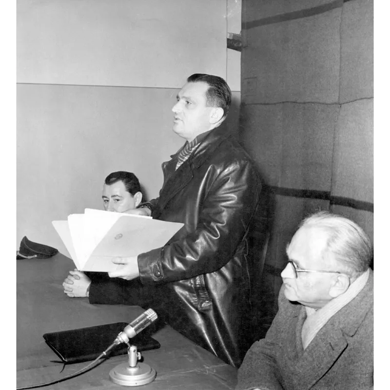 Kurt Blecha, l’addetto stampa del Politburo, era davvero un brutto ceffo. Quando un aereo spia americano venne abbattuto poco fuori Magdeburgo, io fui il primo giornalista ad arrivare sul posto e riuscii a raccogliere il resoconto di un testimone oculare.