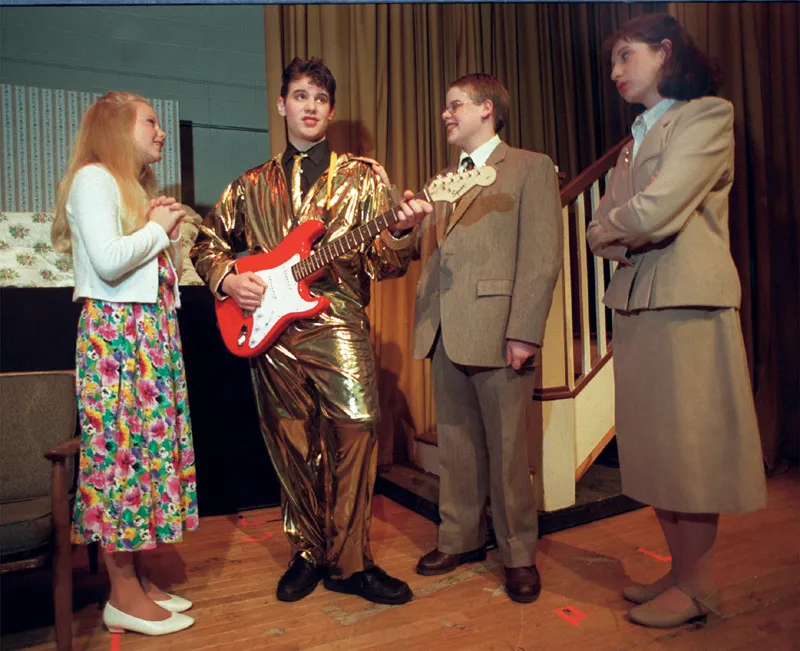 Undicenne, nei panni di Kim nel musical Bye Bye Birdie, al Berks Youth Theatre con Cody Derespina, Chris Brossman e Jessica Flamholz, marzo 2001. (Diane Staskowski, “The Reading Eagle”)