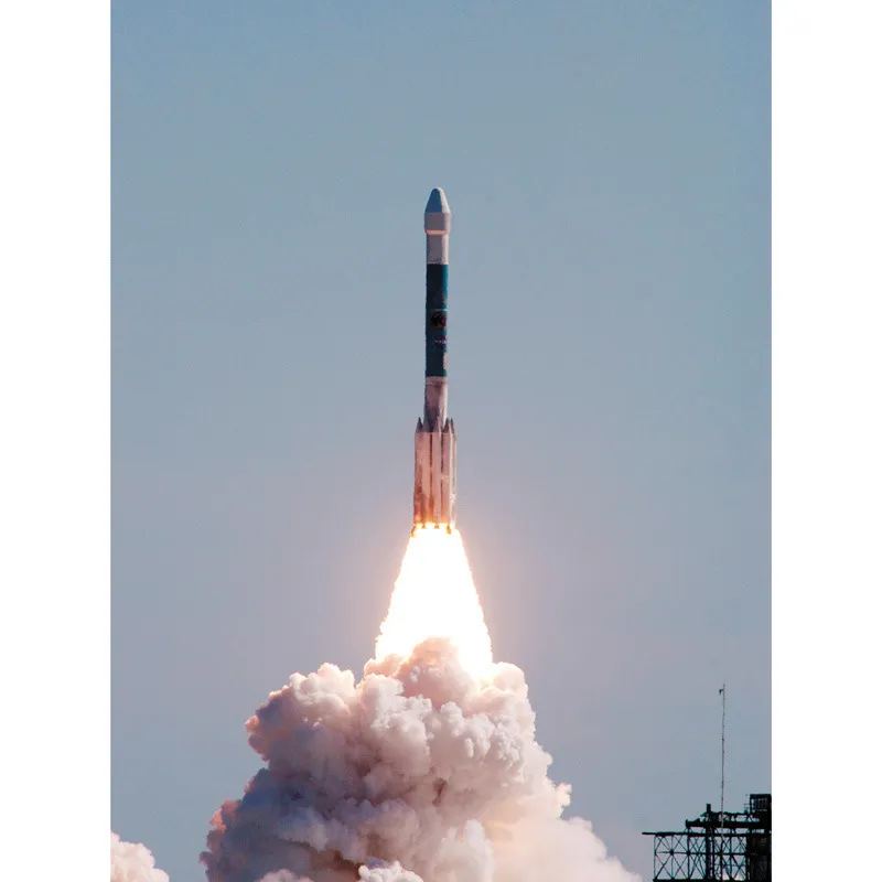 Il 12 gennaio 2005 una sonda chiamata Deep Impact è stata lanciata da Cape Canaveral, Florida, Stati Uniti. Conteneva l’“impattatore” (in basso), uno strumento lanciato per colpire la cometa Tempel 1, con l’intento di scoprire di cosa fosse fatta. Le comete sono resti dei primordi del Sistema Solare e sapere da cosa sono costituite ci dà informazioni sulla sua storia.