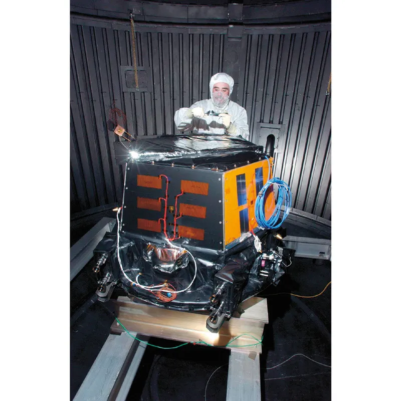 L’“impattatore”, uno strumento lanciato per colpire la cometa Tempel 1, con l’intento di scoprire di cosa fosse fatta. Le comete sono resti dei primordi del Sistema Solare e sapere da cosa sono costituite ci dà informazioni sulla sua storia.