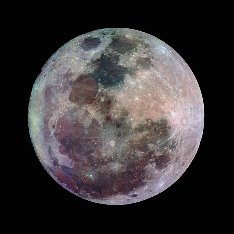 Anche se di solito si pensa che la Luna sia grigia, in realtà ha colore. In questa immagine è stato intensificato per rivelare le sottili sfumature prodotte dalle diverse configurazioni geologiche della Luna.