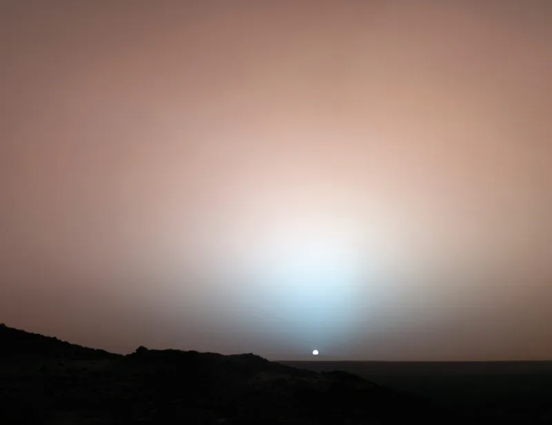 Un tramonto marziano visto da Spirit, il piccolo robot esploratore della missione su Marte, il 19 marzo 2005.
