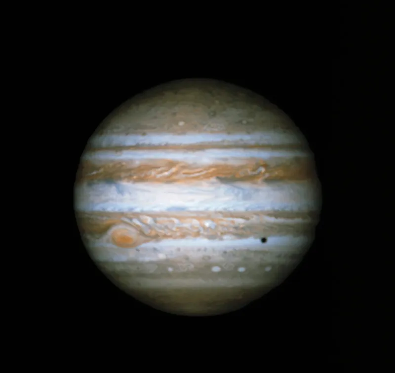 Giove è il pianeta più grande del Sistema Solare. Il puntino nero sulla destra è l’ombra di una delle sue lune. La Grande Macchia Rossa sulla sinistra è una tempesta che si può osservare dalla Terra da più di 300 anni.