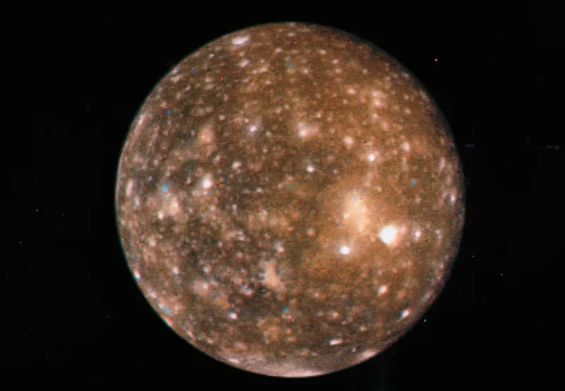 Callisto. Le lune più grandi di Giove. Io ha un’intensa attività vulcanica. Si suppone che Europa nasconda un oceano di acqua a più di 100 km di profondità sotto una coltre di ghiaccio. Su Ganimede ci sono crateri di antico impatto e su Callisto sono stati scoperti processi di erosione.