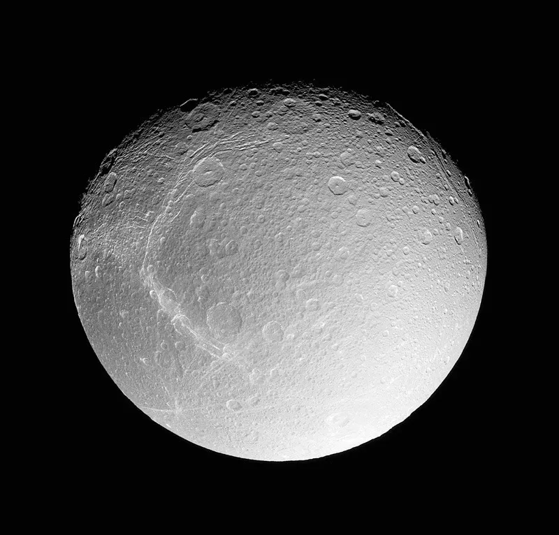 Dione è la quarta luna per grandezza. La sua superficie è composta principalmente di ghiaccio d’acqua.