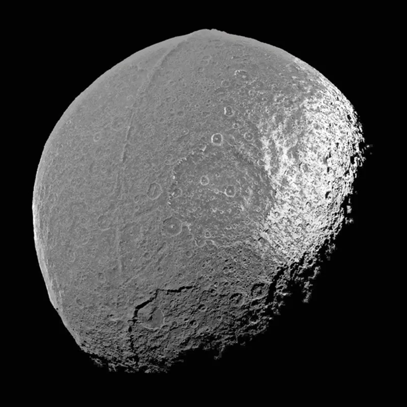 Subito dopo Rea, c’è la più piccola Giapeto. La regione coperta da crateri che domina questa immagine è conosciuta come Cassini Regio.