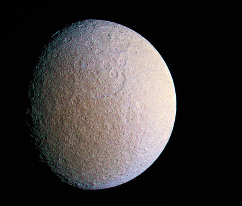 Rea è la seconda luna di Saturno in ordine di grandezza. Sembra non essere geologicamente attiva.