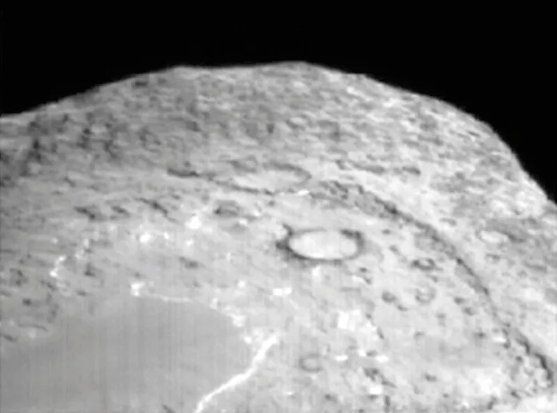 Una fotografia di Tempel 1 scattata dall’impattatore durante il percorso verso l’obiettivo, a più di 36.000 km/h. La collisione è avvenuta il 4 luglio 2005.