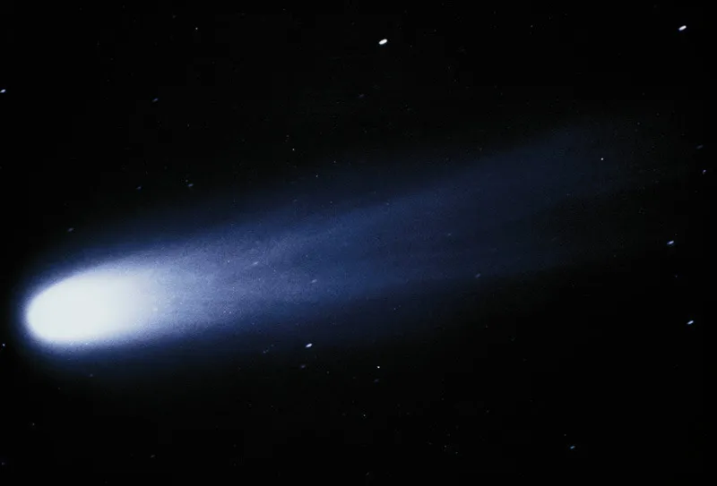 La Cometa di Halley è un’enorme palla di ghiaccio e polvere che evapora appena si accosta al Sole. È visibile dalla Terra ogni 76 anni. Questa foto è stata scattata nel 1910.