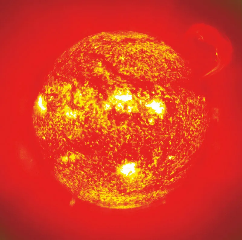 Una foto in luce ultravioletta del Sole. In alto a destra, una nuvola calda di plasma (gas) sta eruttando. Questo tipo di eruzione è chiamata “protuberanza solare”.