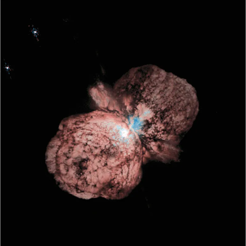 Al centro di questi due lobi giganti c’è una stella chiamata Eta Carinae, che è circa cento volte più grande del Sole. Eta Carinae è distante dalla Terra 8 anni luce.