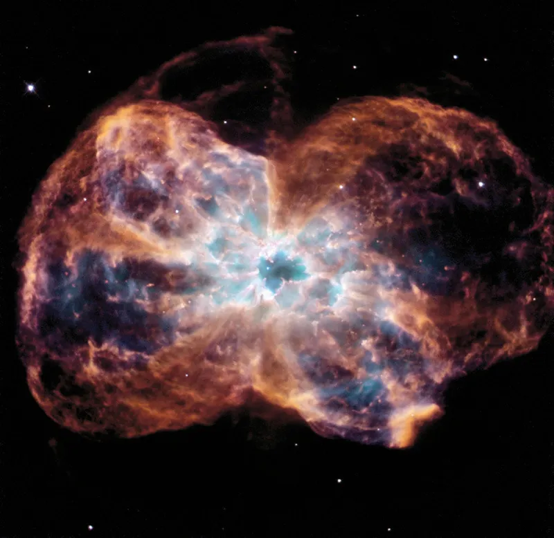 La stella al centro di questa nebulosa planetaria (NGC 2440) è una delle più calde conosciute, con una temperatura di superficie di 200.000 gradi Celsius. Poiché si sta avvicinando alla fine del suo ciclo vitale, sta perdendo gli strati esterni, creando le nuvole di gas che la circondano. La luce impiega 4 anni a viaggiare da NCG 2440 alla Terra.