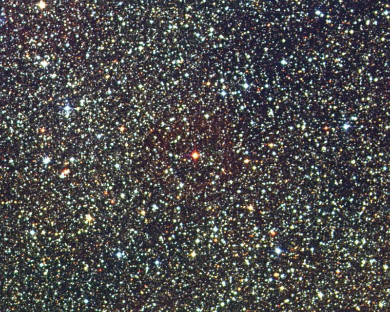 Proxima Centauri (il puntino rosso al centro) è la stella più vicina al Sole. La luce impiega 4,22 anni nel viaggio da lì alla Terra. Dal Sole alla Terra impiega invece 8,31 minuti.