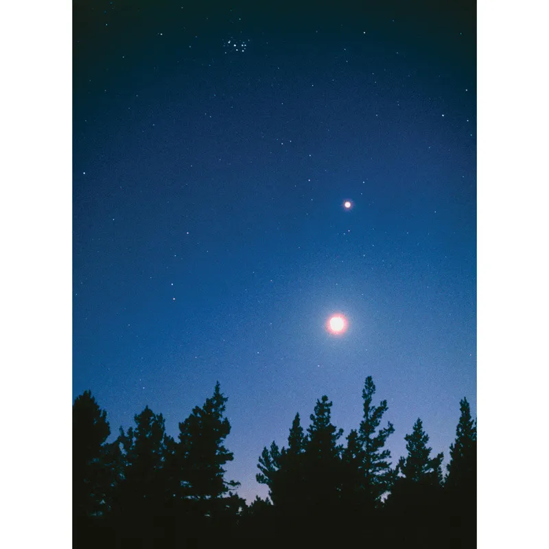 Il pianeta Venere e la Luna visti dalla Terra. © PEKKA PARVIAINEN/SCIENCE PHOTO LIBRARY