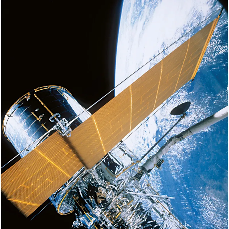 Il Telescopio Spaziale Hubble visto dalla navetta spaziale Discovery, 1990. © NASA/SCIENCE PHOTO LIBRARY