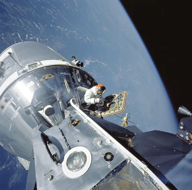 EVA – Un astronauta esce dal modulo di comando. © NASA/SCIENCE PHOTO LIBRARY