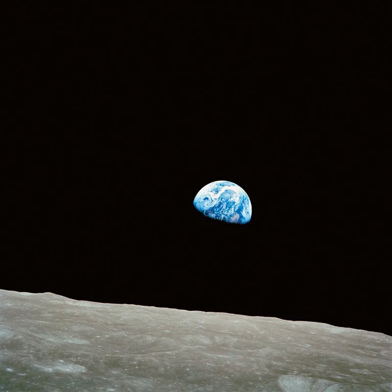 LA CACCIA AL TESORO. La Terra sorge sull’orizzonte della Luna: foto scattata dagli astronauti statunitensi a bordo dell’Apollo 8, 1968. Una delle prime immagini della Terra vista da un altro mondo. © NASA/SCIENCE PHOTO LIBRARY.