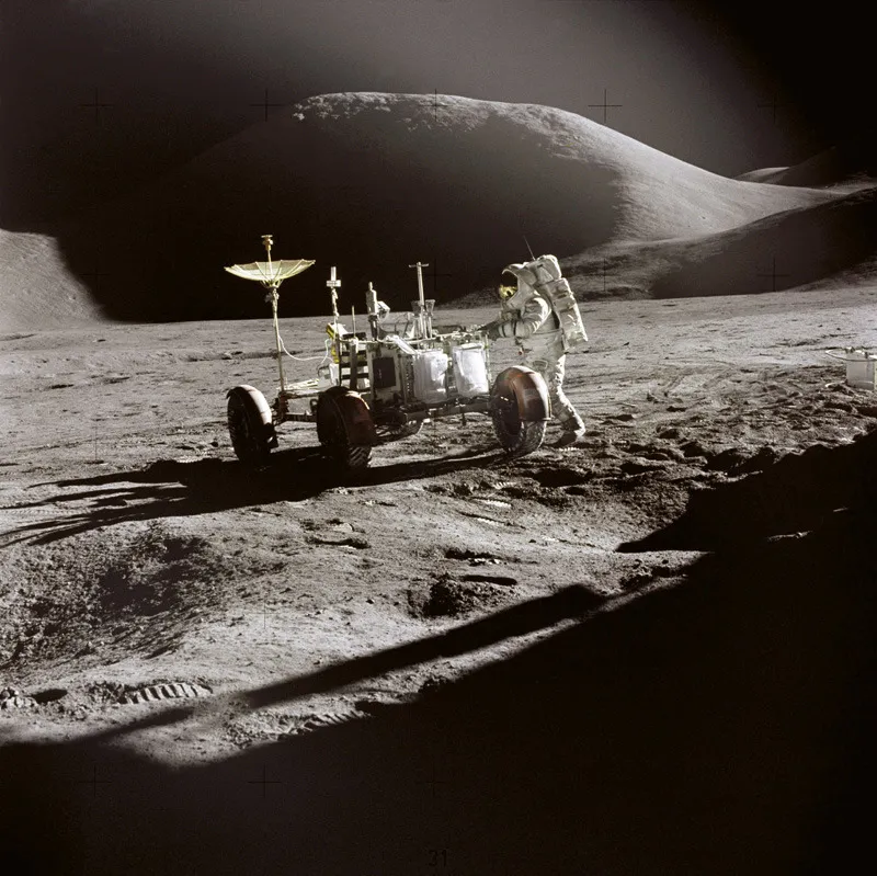 Luglio 1971: l’astronauta James B. Irwin e il rover lunare durante la missione Apollo 15. © NASA/SCIENCE PHOTO LIBRARY