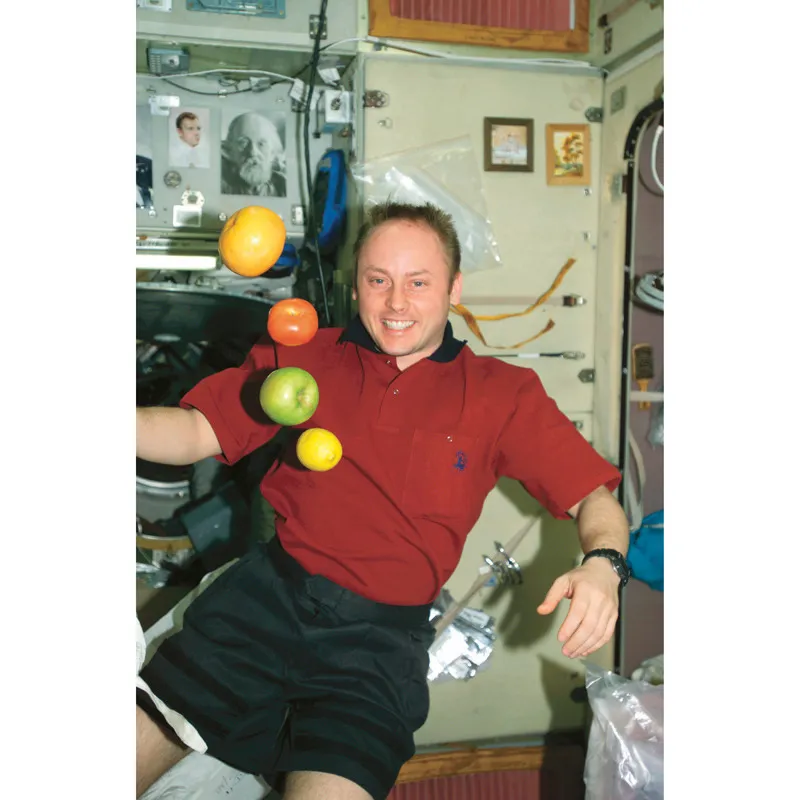 Astronauta dell’ISS con frutta fresca in condizioni di micro-gravità. © NASA/SCIENCE PHOTO LIBRARY
