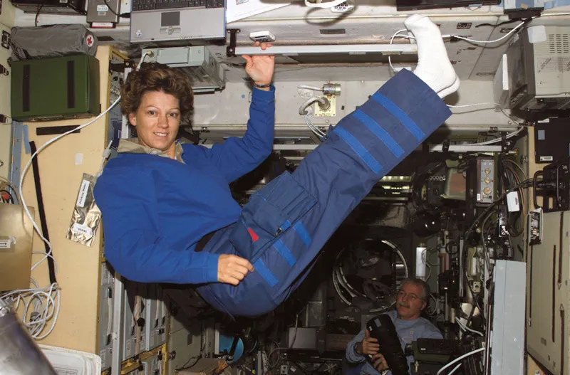 Astronauta in assenza di gravità nella ISS (Stazione Spaziale Internazionale). © NASA/SCIENCE PHOTO LIBRARY