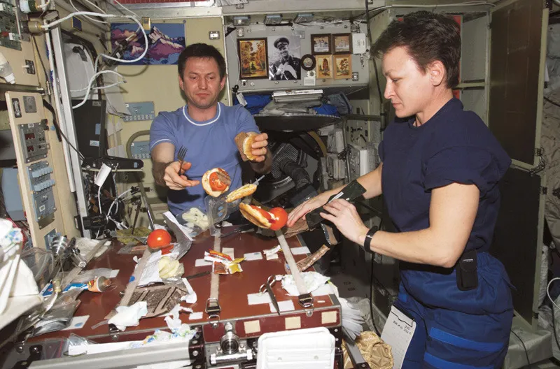 Astronauti preparano hamburger a bordo dell’ISS. © NASA/SCIENCE PHOTO LIBRARY
