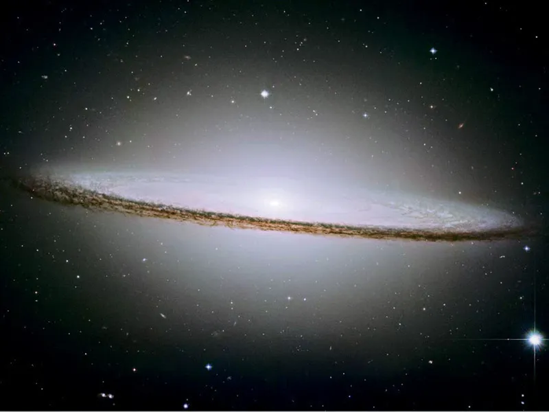 La galassia Sombrero… sembra proprio un cappello! Si ritiene che al centro vi sia un buco nero. © NASA/Hubble Heritage Team.