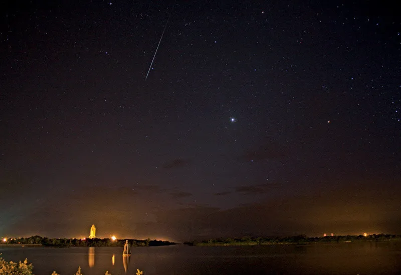 Lo Space Shuttle pronto per il decollo proprio mentre una meteora attraversa il cielo sulla Terra, ricordandoci l’infinita grandezza dell’Universo che desideriamo esplorare. © Stephen Clark/Spaceflightnow.com.