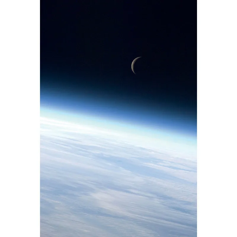 Un tramonto dell’ultimo quarto di Luna crescente e la sottile linea dell’atmosfera terrestre. Foto scattata dalla Stazione Spaziale Internazionale. © NASA/courtesy of nasaimages.org.