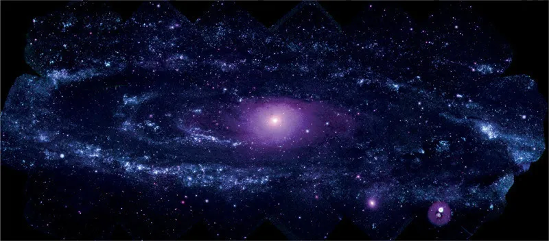 La galassia Andromeda, lontana 2,5 milioni di anni luce. L’immagine a sinistra mostra i suoi due nuclei. © NASA/Swift/Stefan Immler (GSFC) and Erin Grand (UMCP). © NASA/STScl.