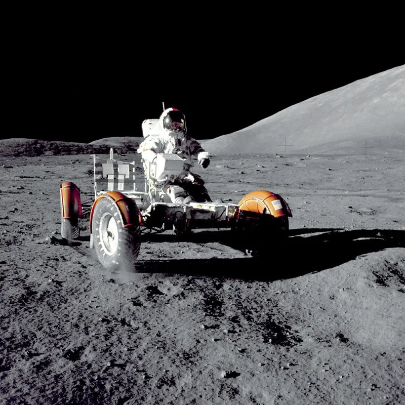 Esplorando la superficie della Luna su un Rover lunare. © NASA/courtesy of nasaimages.org.