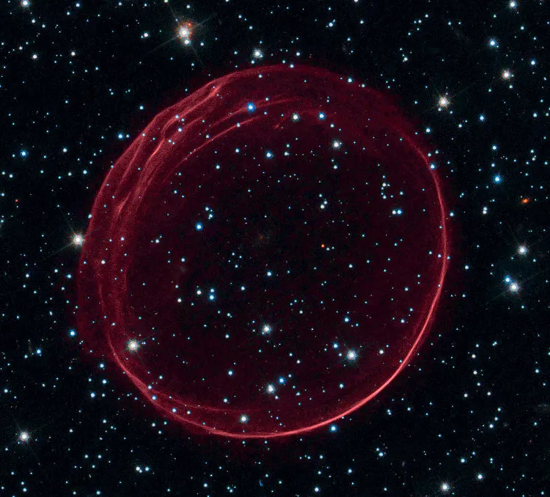 Un fungo di gas interstellare, generato dalla dirompente esplosione di una supernova, che si espande nello spazio. © NASA, ESA, and the Hubble Heritage Team (STScI/AURA).