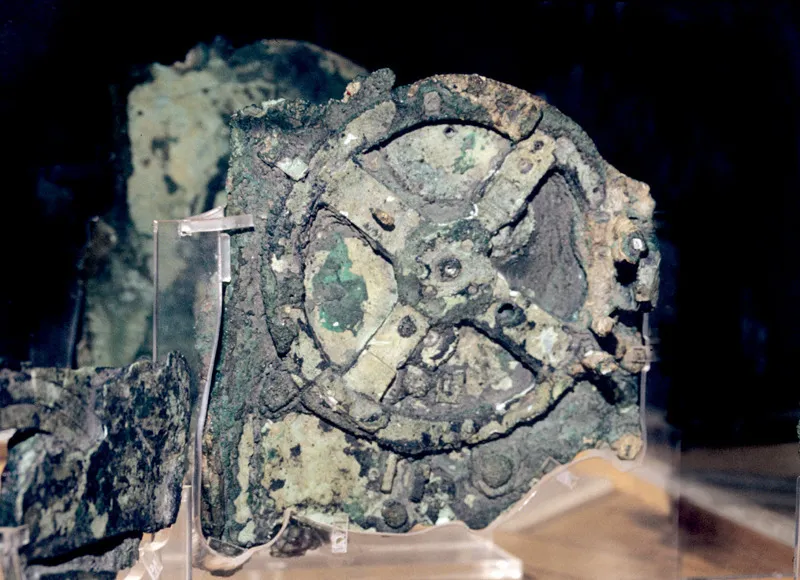 MACCHINE E ROBOT La macchina (o meccanismo) di Anticitera. Parte del meccanismo di Anticitera recuperato dal relitto di una nave trovata nel 1900. © Ancient Art & Architecture Collection Ltd / Alamy