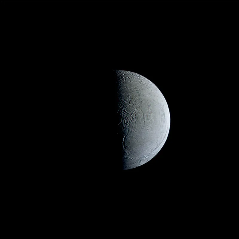 Encelado ripreso dal telescopio spaziale Hubble. NASA/JPL-Caltech/Space Science Institute