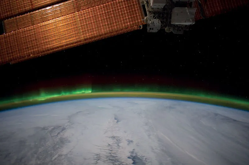 Aurore boreali intorno alla Terra. NASA